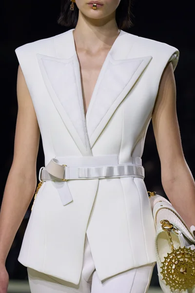 Look 18